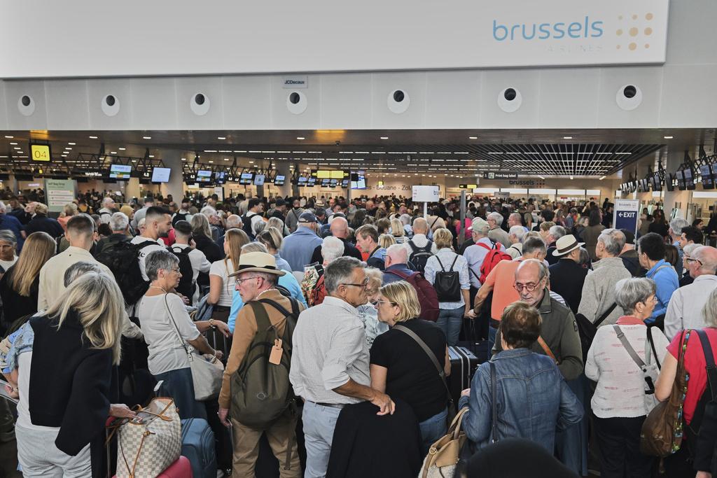 歐洲多個主要機場的自動報到系統遭網攻,造成航班混亂,圖為上周六布魯塞爾機場大批旅客滯留。(美聯社)