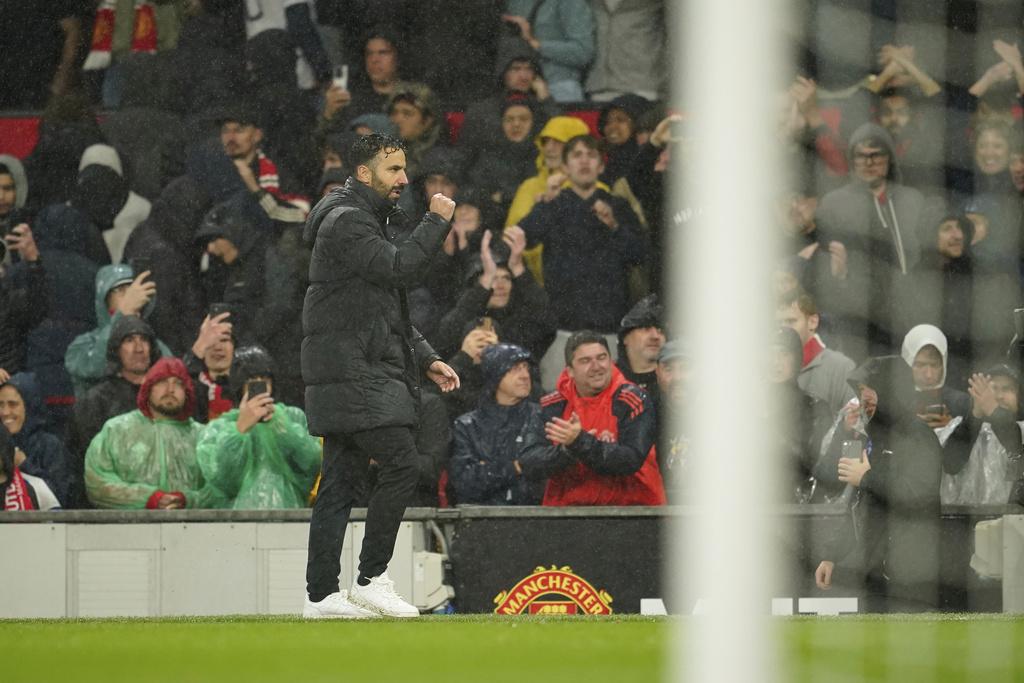 曼聯終贏波止血,教練艾摩廉鬆一口氣。(美聯社)