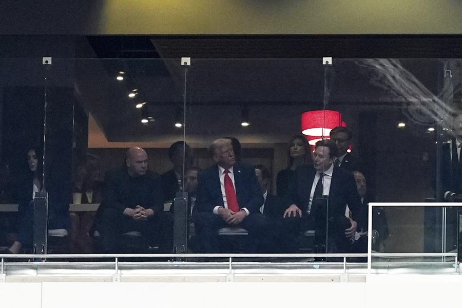 世紀大和解?出席柯克喪禮 特朗普與馬斯克握手交談