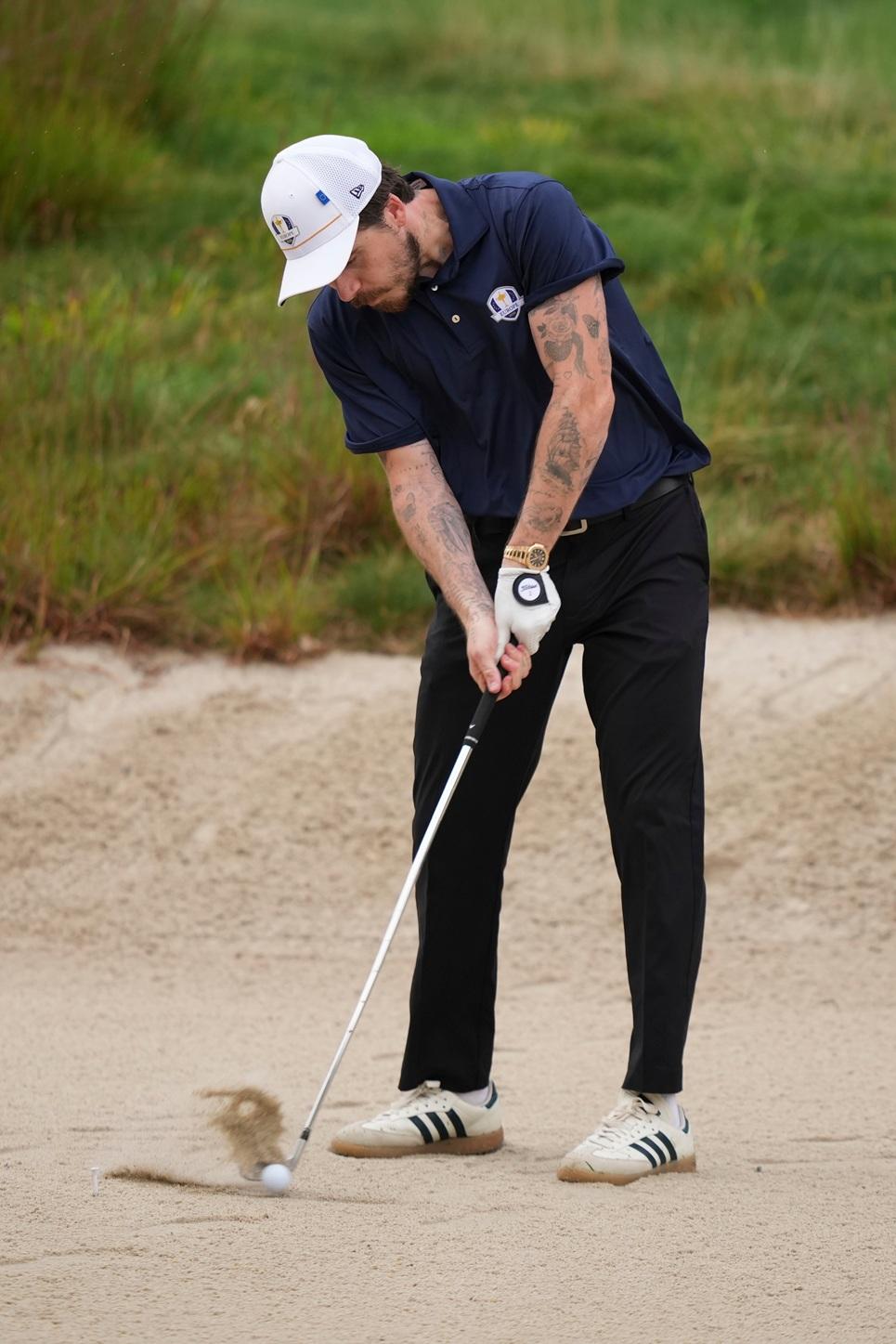 Brooklyn參加高爾夫球名人賽,姿勢似模似樣。