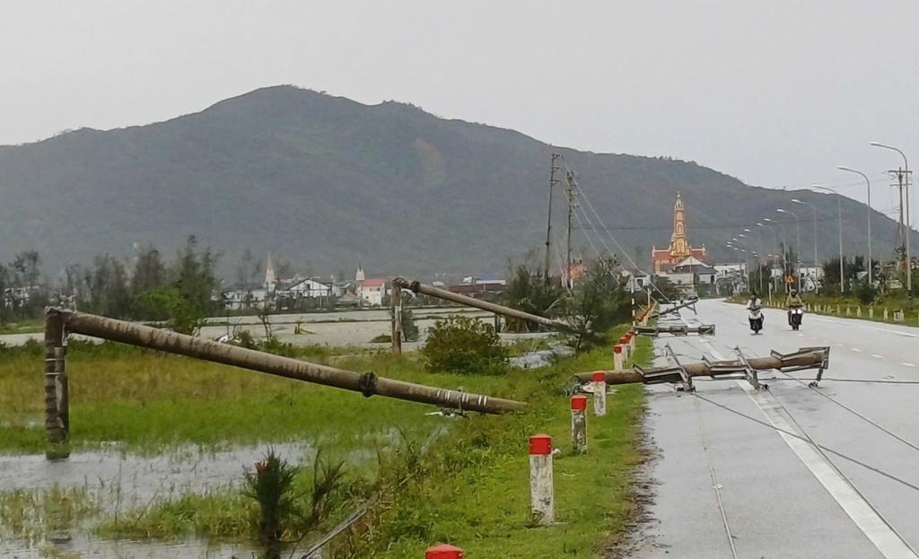 颱風博羅依今9月29日在越南中北部登陸,暴雨引發洪水和巨浪。(美聯社)