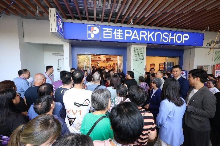 百佳超級市場大埔富蝶商場新店開業,屈臣氏集團香港零售行政總裁區文慧(右一)與百佳超級市場董事總經理吳逸群(左一)主持剪綵儀式。(屈臣氏集團提供)