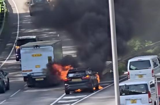 沙田吐露港公路有車輛行駛中起火。(fb「車cam L(香港群組)」截圖)