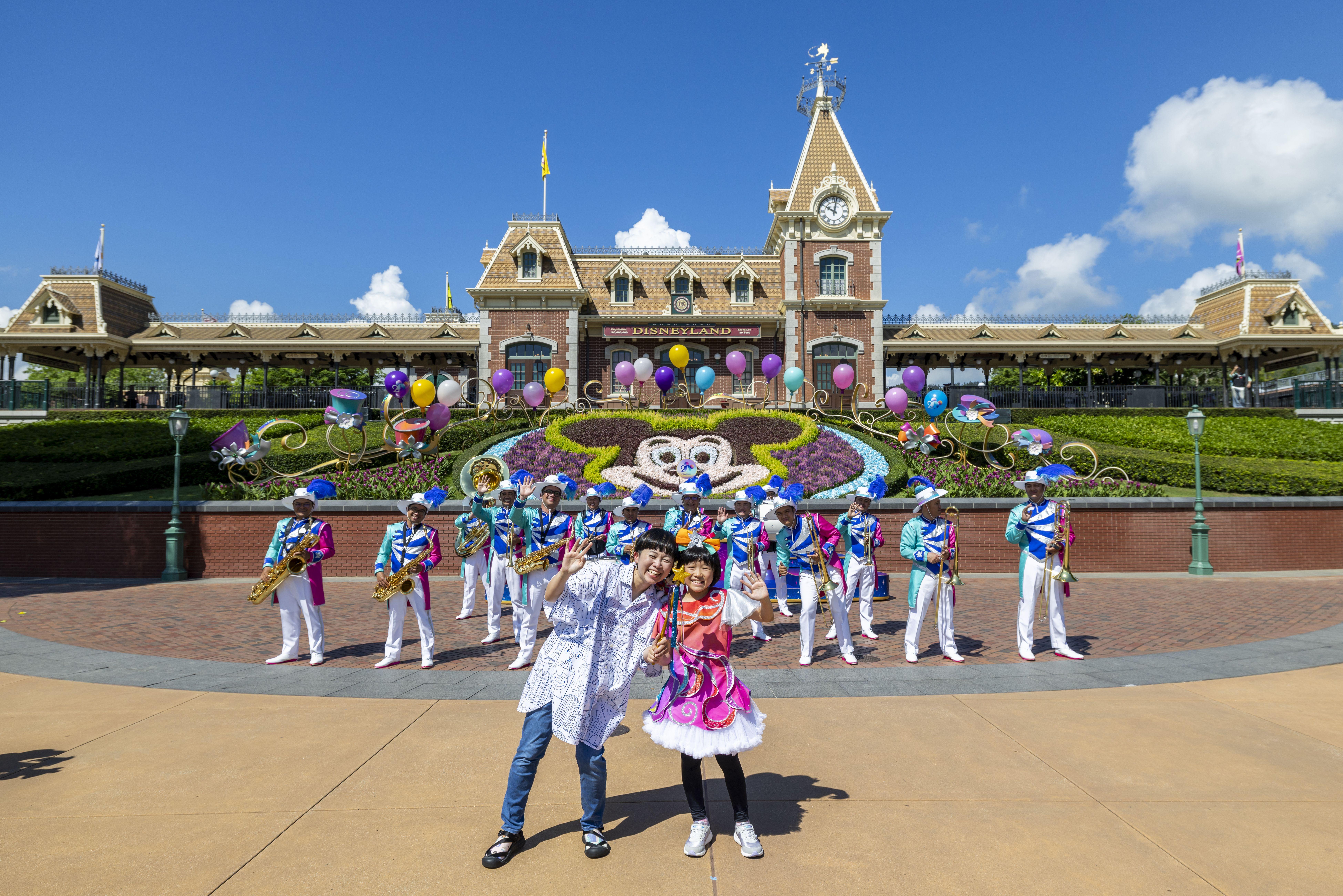 來自日本「奇妙處處通」會員的家庭與樂隊一同演出。