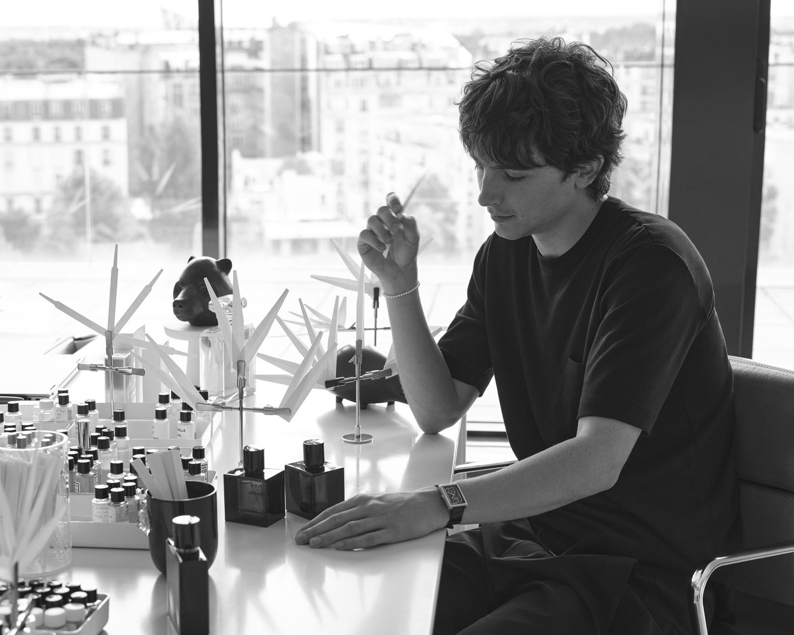 品牌香水大使Timothée Chalamet,不僅出演BLEU DE CHANEL L’EXCLUSIF廣告,還特親自拜訪 CHANEL專屬調香師Olivier Polge的工作室,分享穿戴香水的方法。