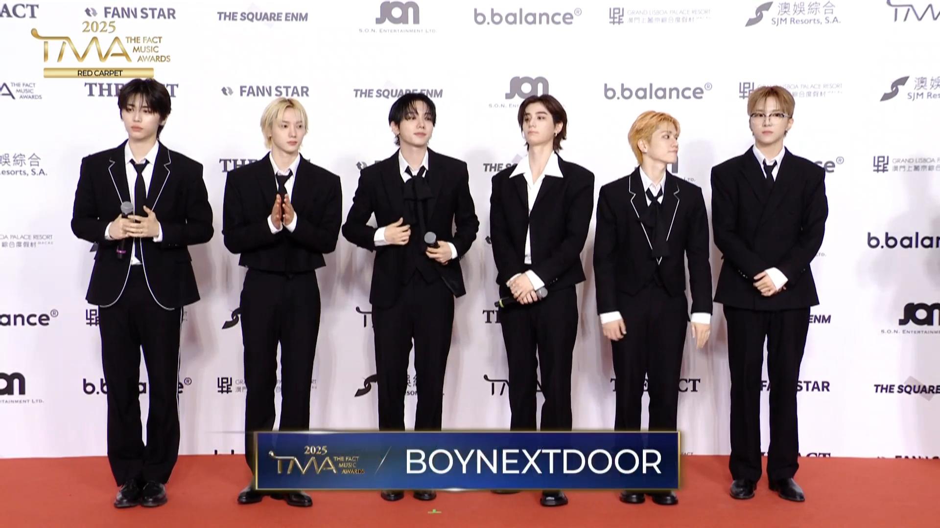 BOYNEXTDOOR現身澳門出席《2025 The Fact Music Awards》行紅地氈。(直播截圖)