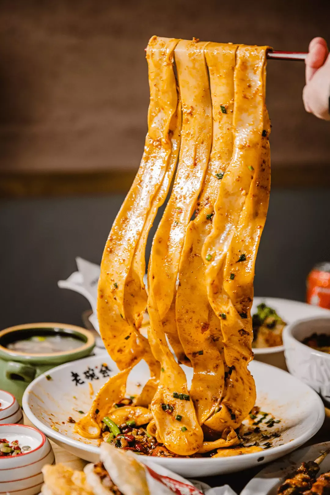 拉麵師傅反覆拉扯及摔打麵條,令BiangBiang麵彈牙帶嚼勁。(網上圖片)