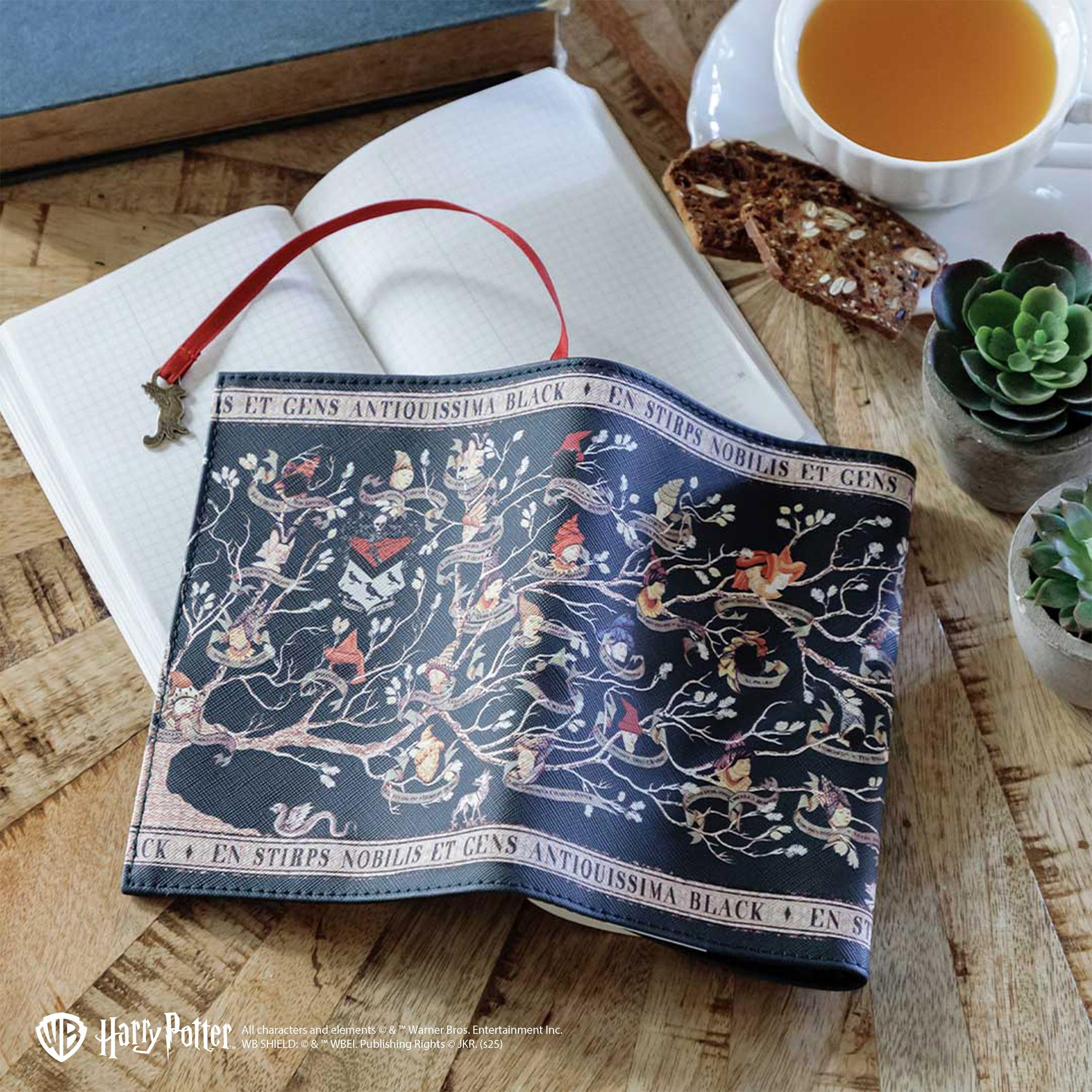 Black House Series書套 $250:印有完整布萊克家族家譜,並附有野獸形狀的金屬吊飾作書籤。