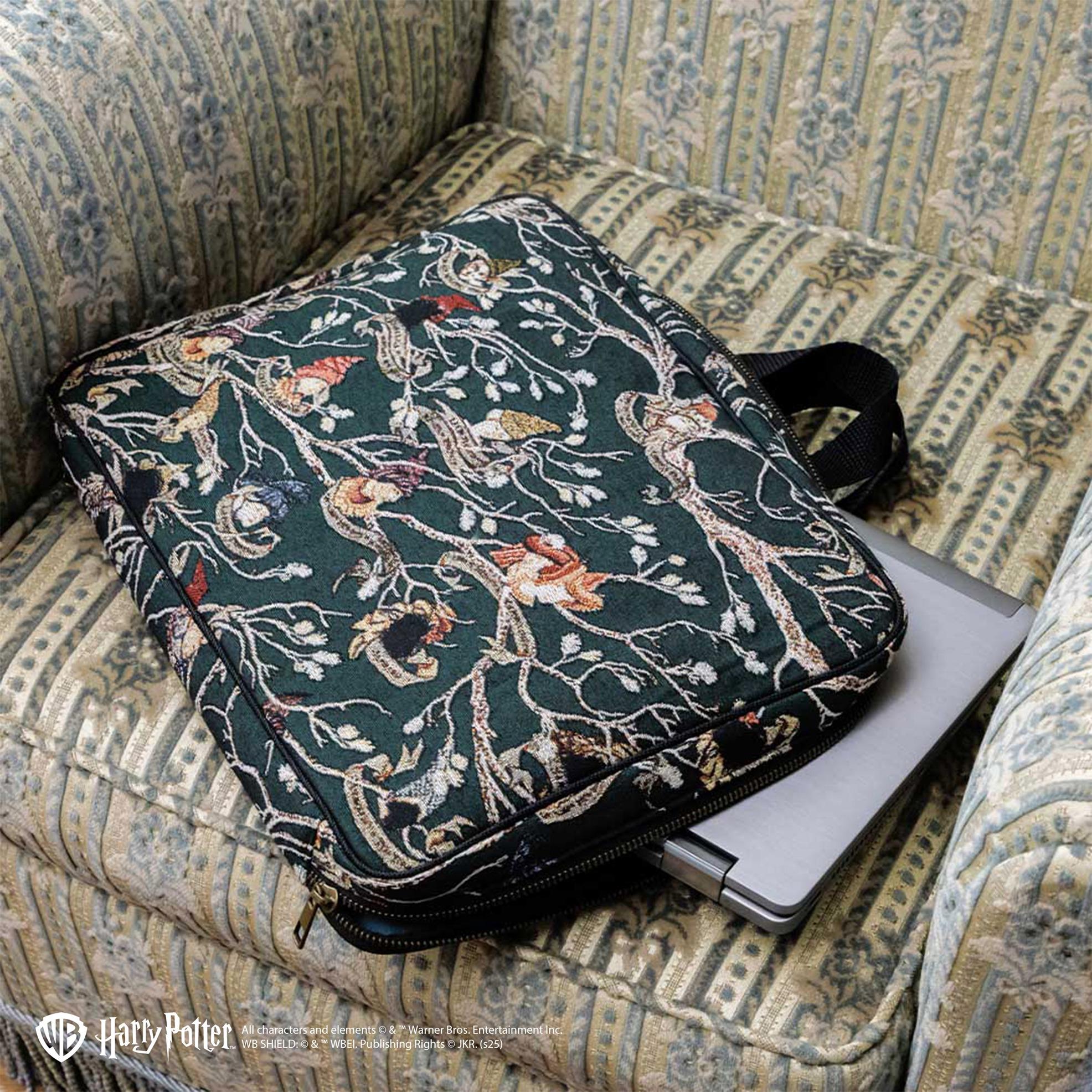 Black House Series手提電腦袋 $390:採用布萊克家族的家譜為主調圖案的提花布料,內外設有間隔袋,方便存放充電線及文具等配件。