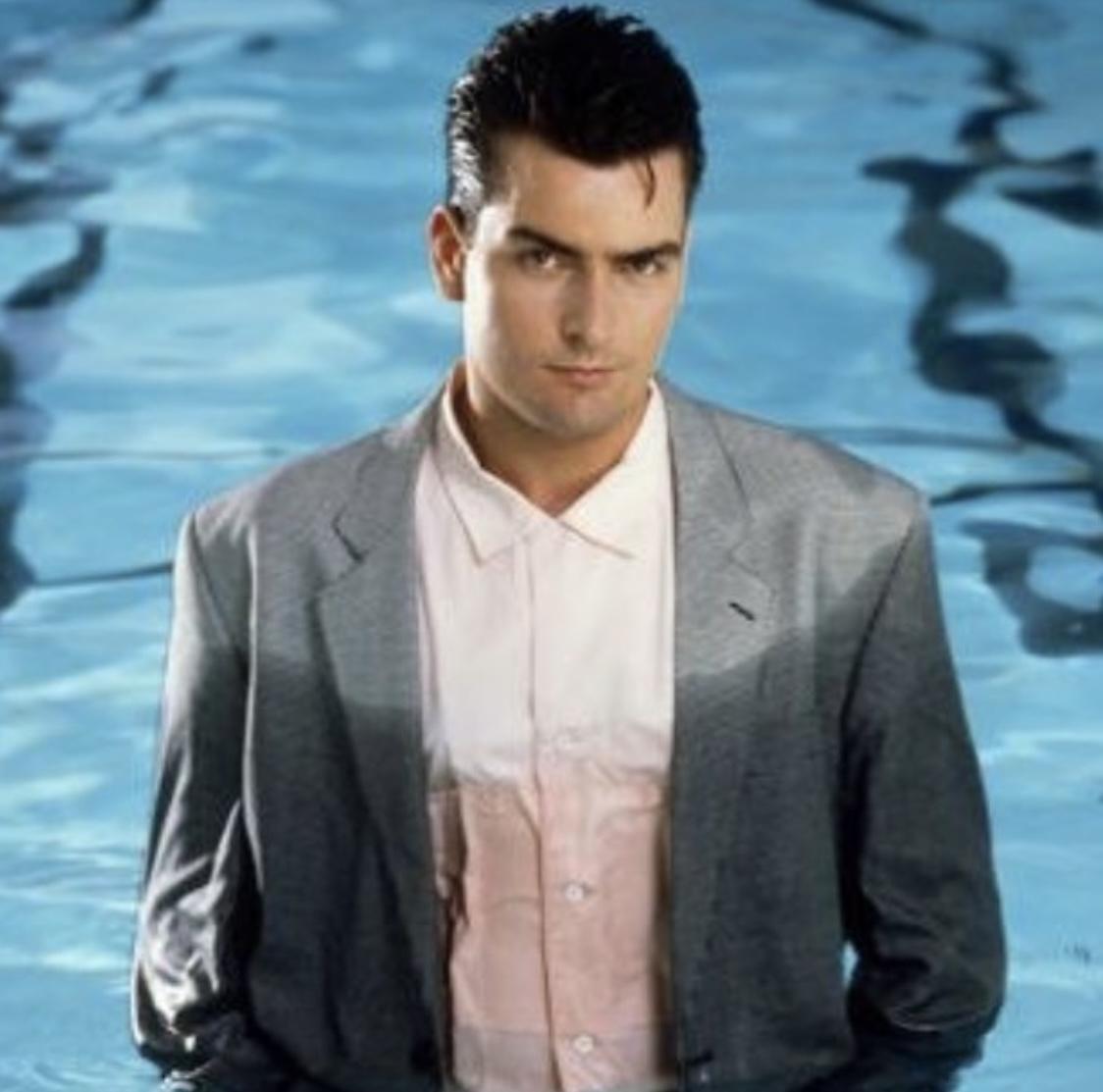 年輕時的查理辛,是影壇寵兒。