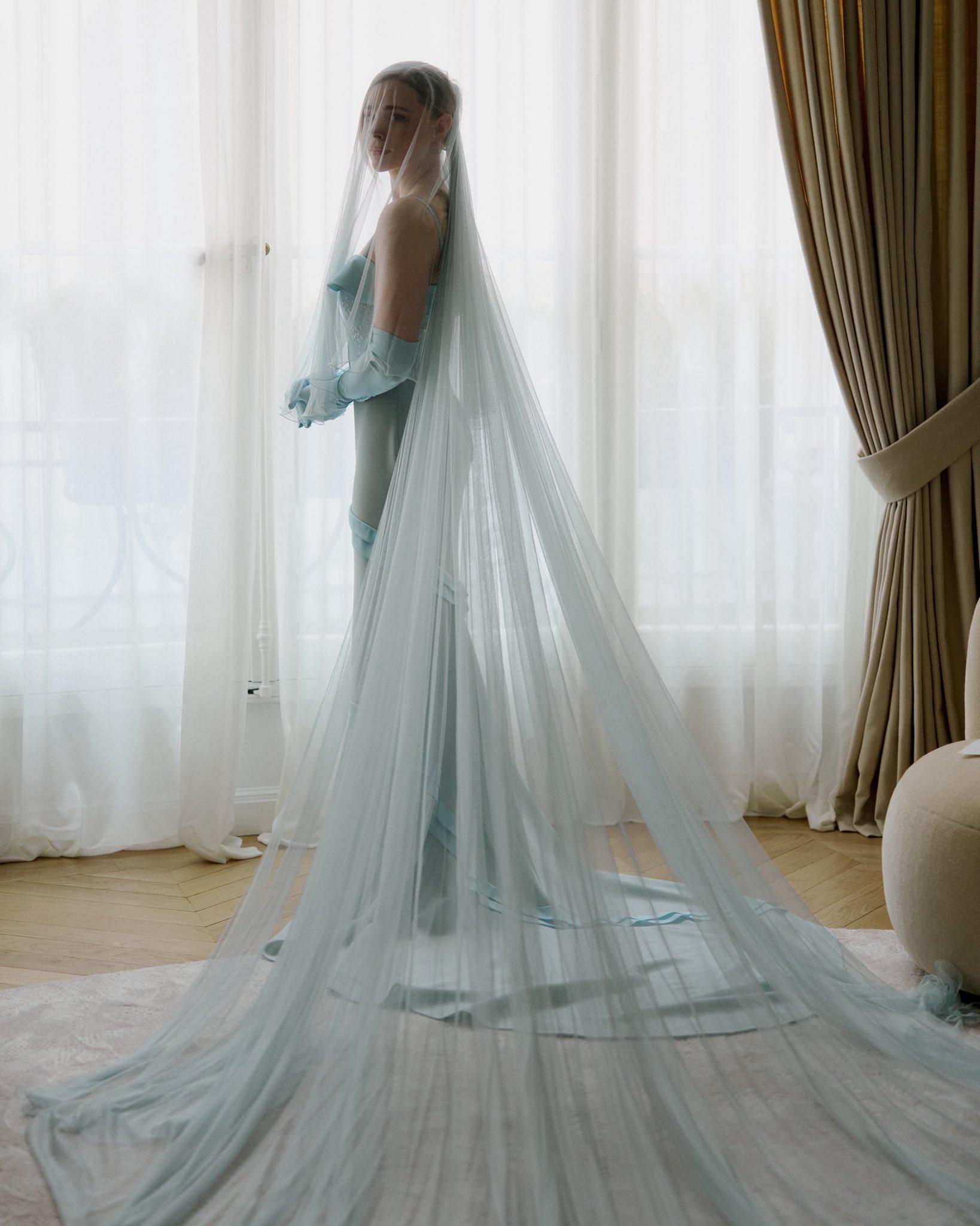 嘉兒莫蕊茲的婚紗一樣是Nicolas Ghesquière出品,她選擇湖水綠顏色來做主調。(圖:LouisVuitton@X)