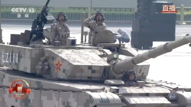 抗戰勝利80周年|新一代裝甲裝備99B、100坦克亮相。(央視截圖)