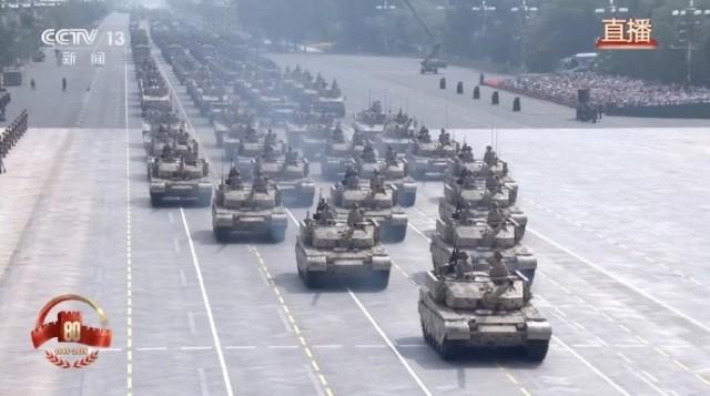 抗戰勝利80周年|新一代裝甲裝備99B、100坦克亮相。(央視截圖)