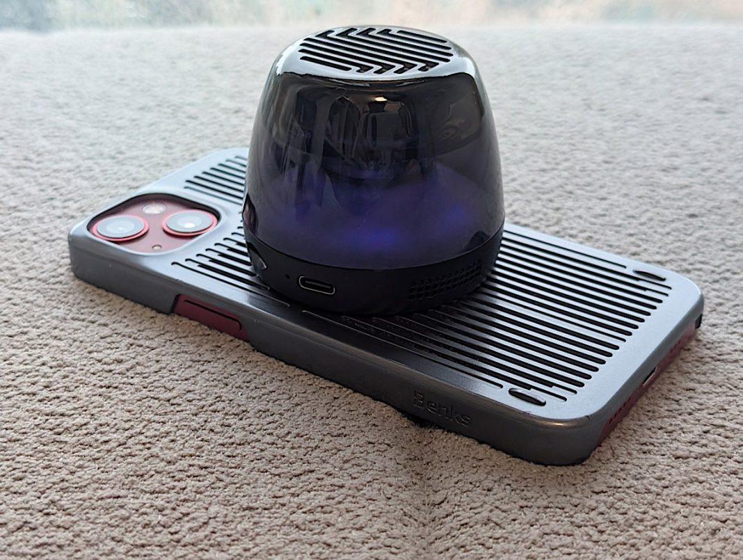 體積與手機比較的話則是有一點點大