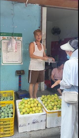 吳克群被直擊廣西擺攤賣水果。