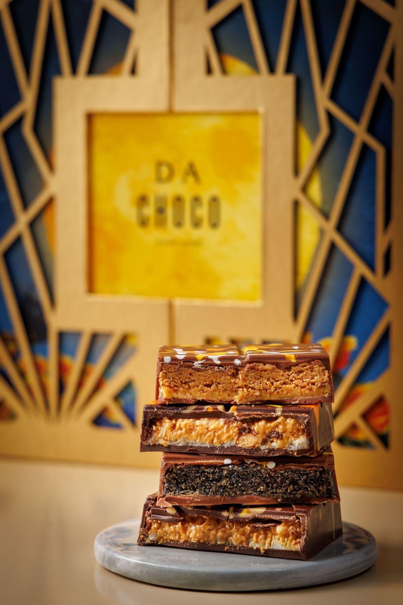 中秋限定「鹹蛋黃奶黃脆牛奶朱古力」,鹹蛋黃流沙風味突出,啖啖香脆。