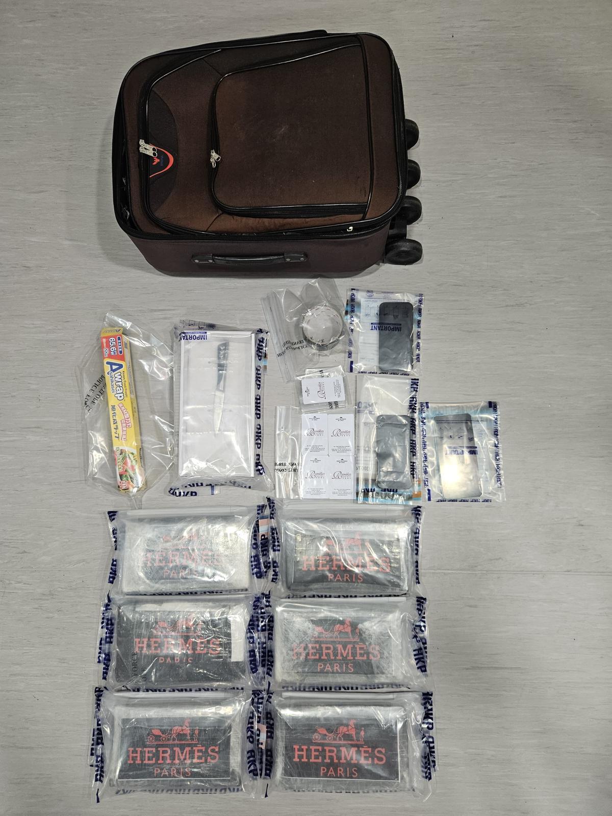 青衣路酒店藏500萬元磚形可卡因,警拘2巴西漢。(警方圖片)