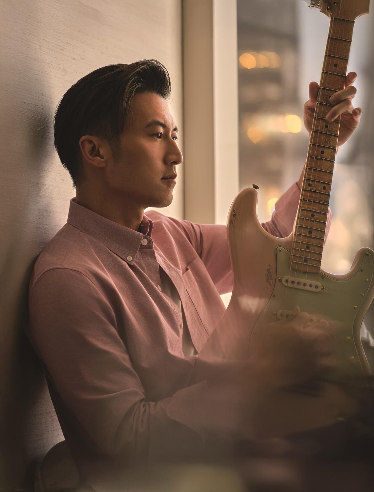 謝霆鋒近日為時裝品牌擔任香港區代言人,穿上型格恤衫,拿著結他擺Pose。