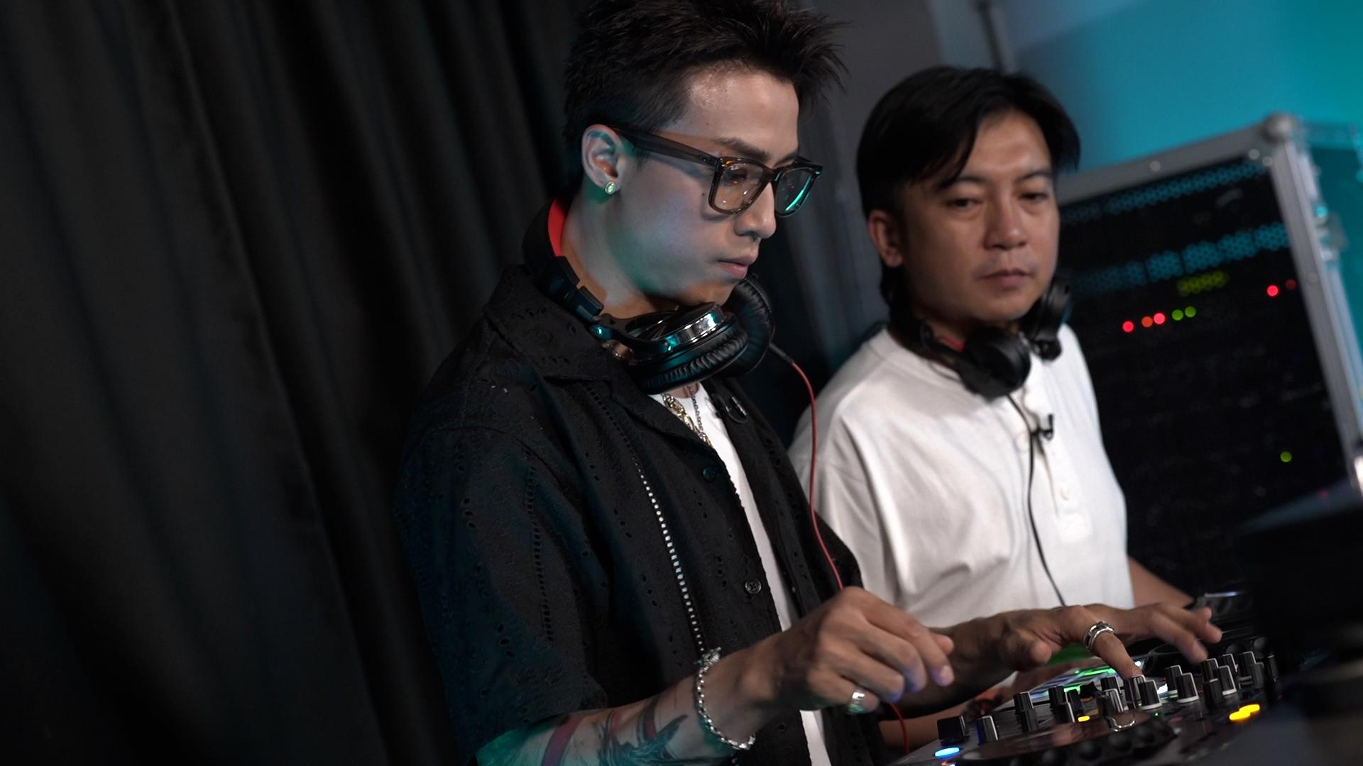 AK拍《夜粥先生幾多點》做DJ打碟。