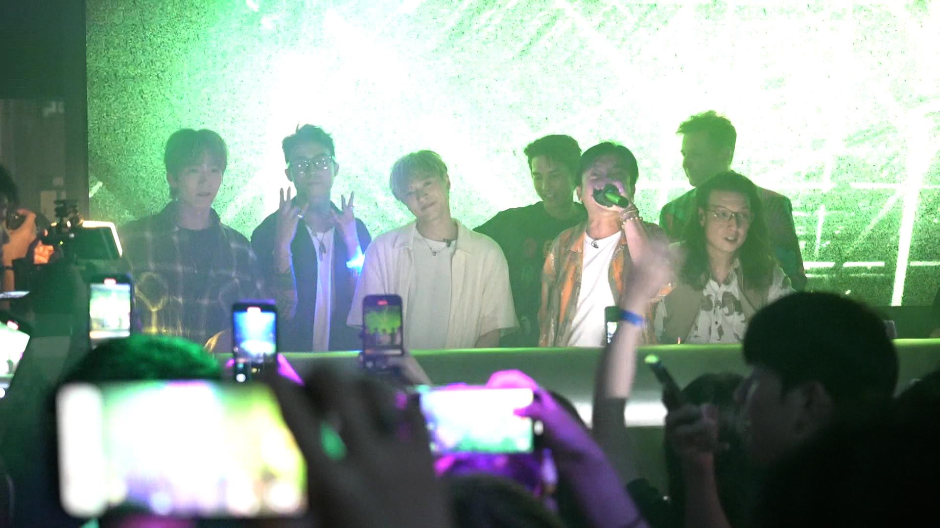 「FING 小組」拍《夜粥先生幾多點》做DJ打碟。