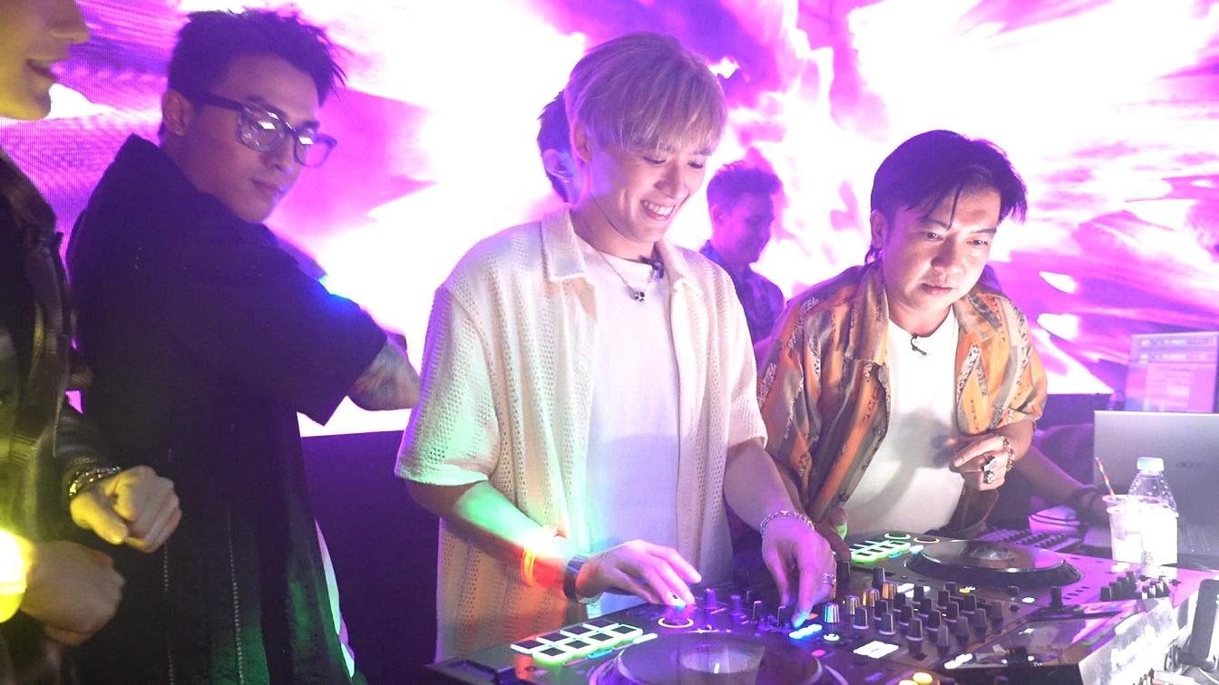 Frankie在《夜粥先生幾多點》節目中,做DJ打碟。