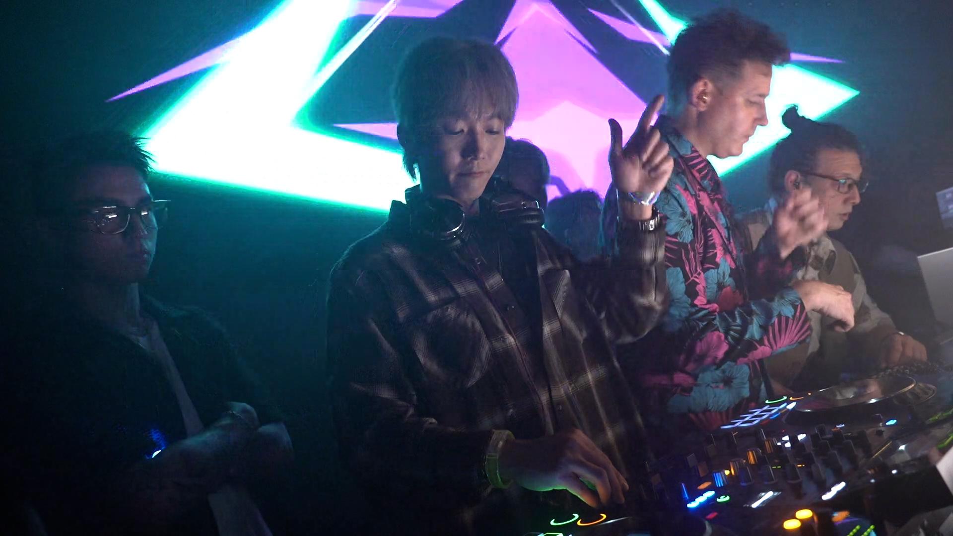 Alton在《夜粥先生幾多點》節目中,試做DJ打碟。