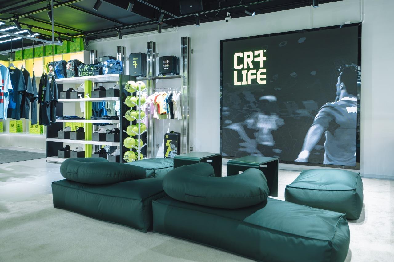 全球首家CR7® LIFE官方旗艦店,顧客可以在店內玩《餓狼傳說CotW》,、UFL等內含C朗角色的電子遊戲。