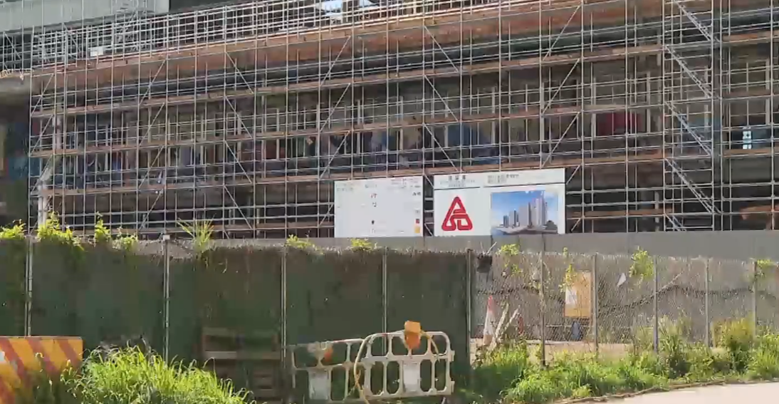 小欖「樂安排」簡約公屋項目有撑板螺絲被剪短,房屋局及建築署高度重視,已向承建商「安保-俊和聯營」發出書面警告。(有線新聞畫面)