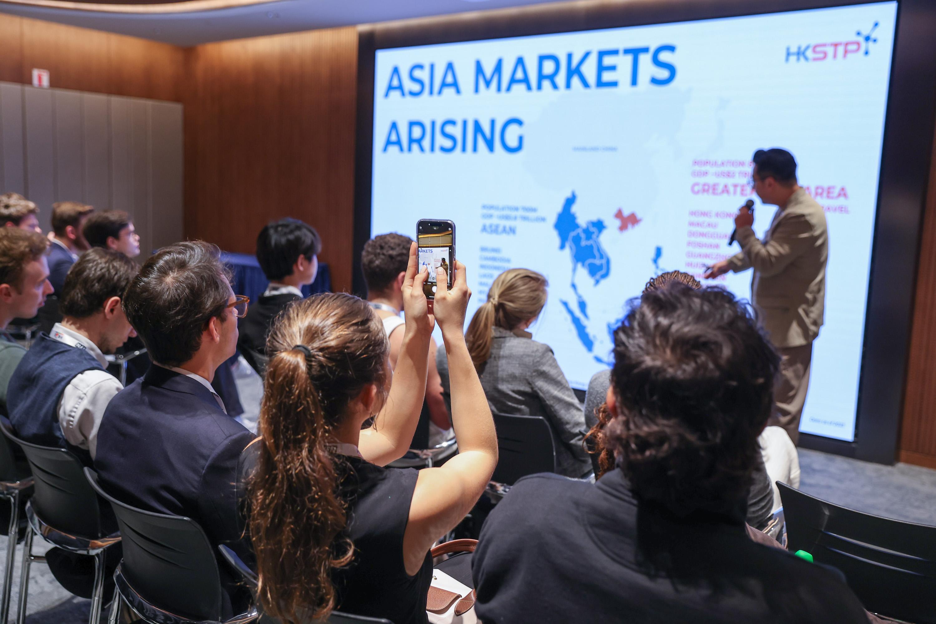 圖示香港科技園公司的代表向訪問團介紹亞洲市場的發展機遇。(政府新聞處圖)