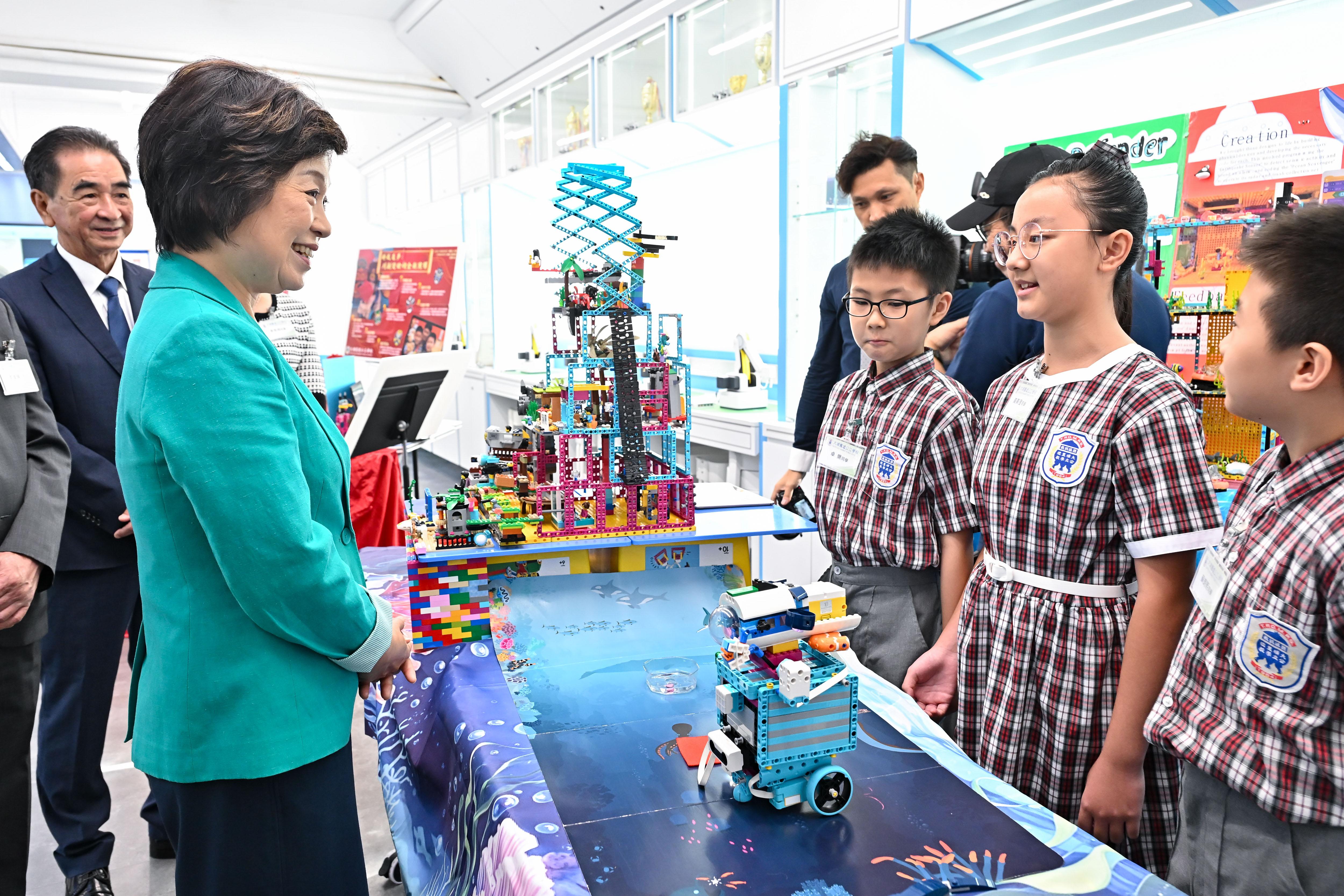 蔡若蓮參觀校內創科室,聽取學生介紹創科作品。(政府新聞處)