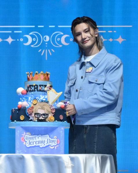 Jeremy李駿傑出席生日會,獲贈有自己樣子和豎琴的生日蛋糕。