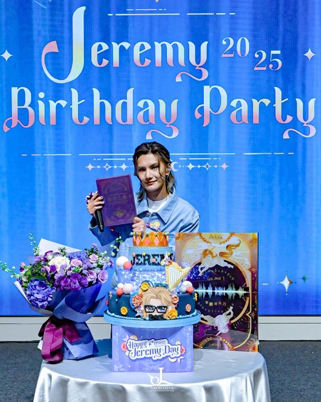 Jeremy李駿傑出席生日會,獲贈精心製作的生日禮物。