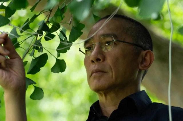 梁朝偉在電影《Silent Friend》演腦神經科學家。(預告截圖)