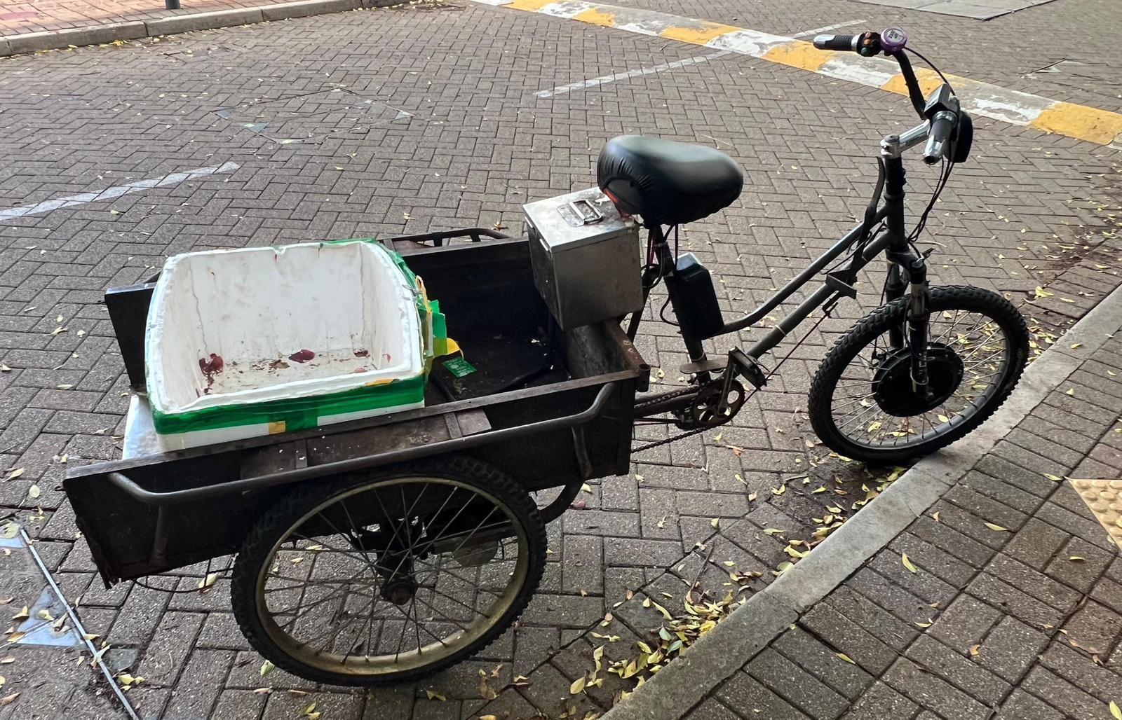 警大嶼山打擊電動單車,拘4男女扣4車。(警方圖片)