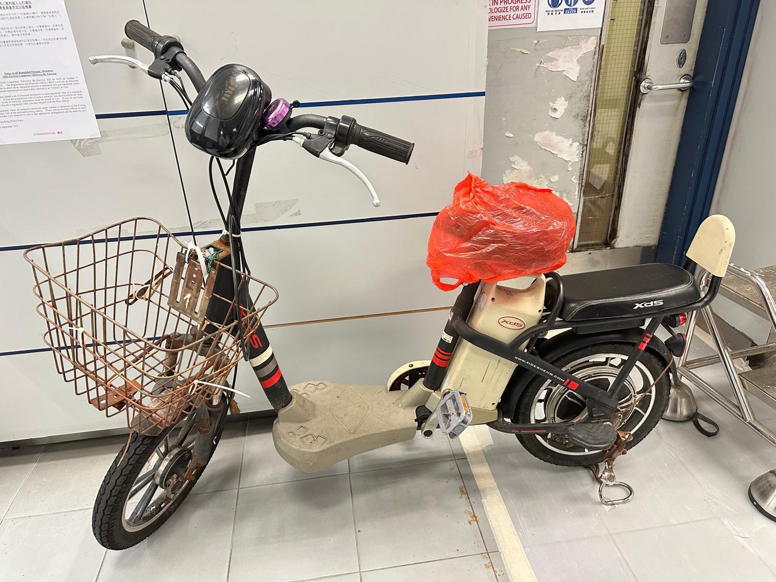 警大嶼山打擊電動單車,拘4男女扣4車。(警方圖片)