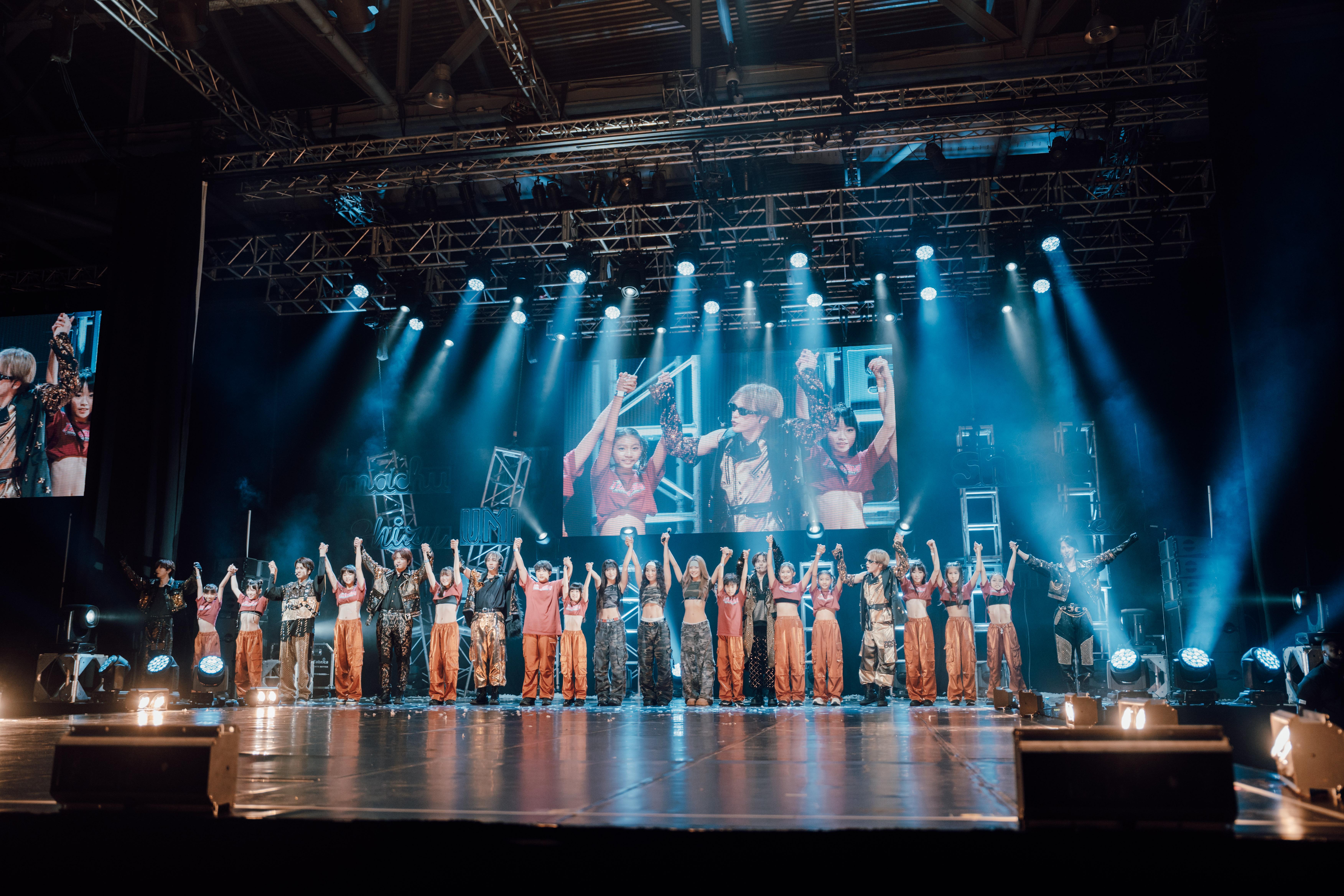 Travis Japan邀請了香港dancers同台,還有小朋友舞蹈員一同起舞。