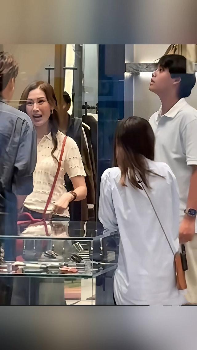 最近有網民在社交網分享日前於香港巧遇李嘉欣與14歲仔仔行名店。