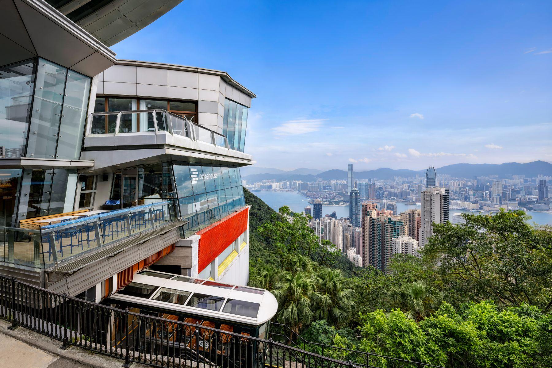 山頂店設有露天雅座。