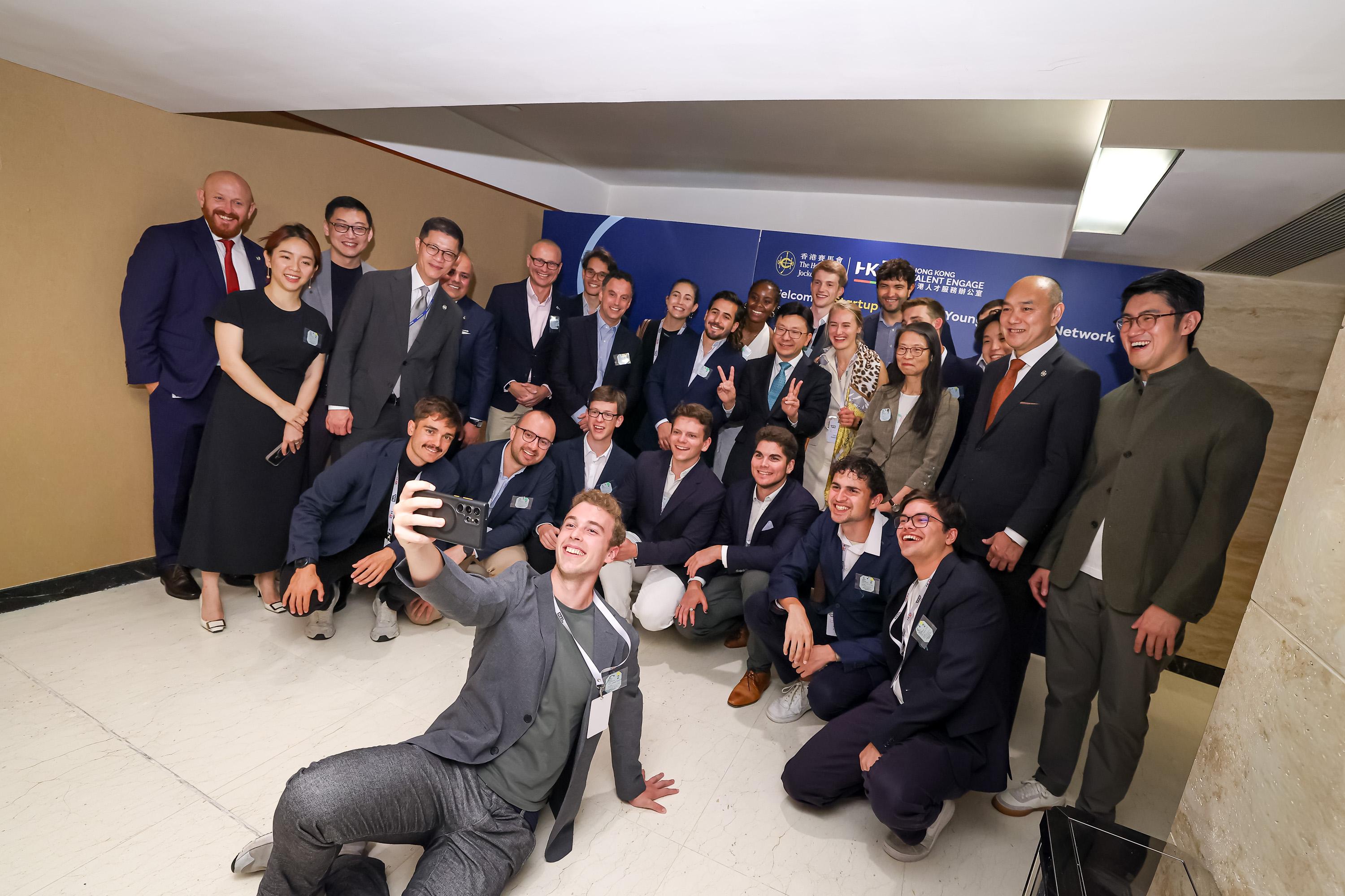 勞工及福利局局長孫玉菡與訪問團、香港賽馬會和創科組織的代表合影。(政府新聞處圖)