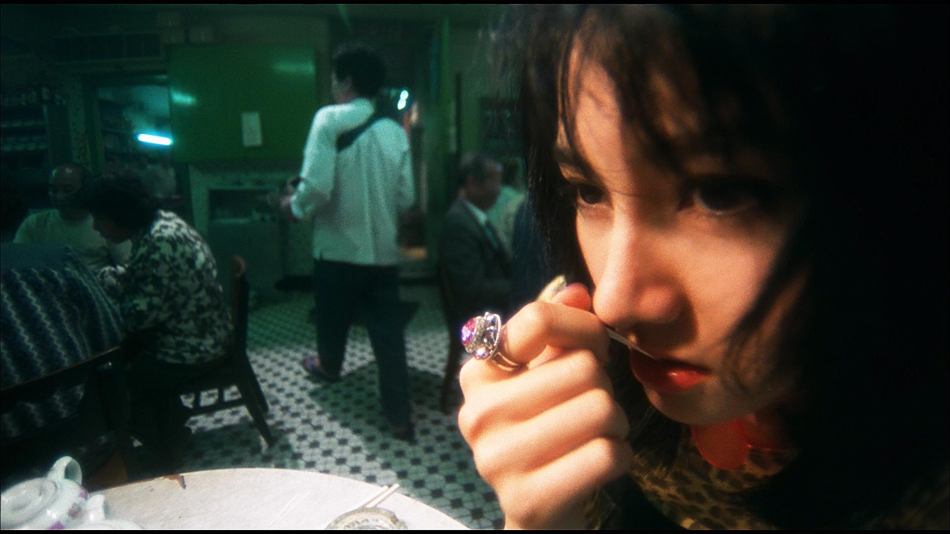 李嘉欣在戲中演暗戀黎明的工作夥伴。(《墮落天使》劇照)