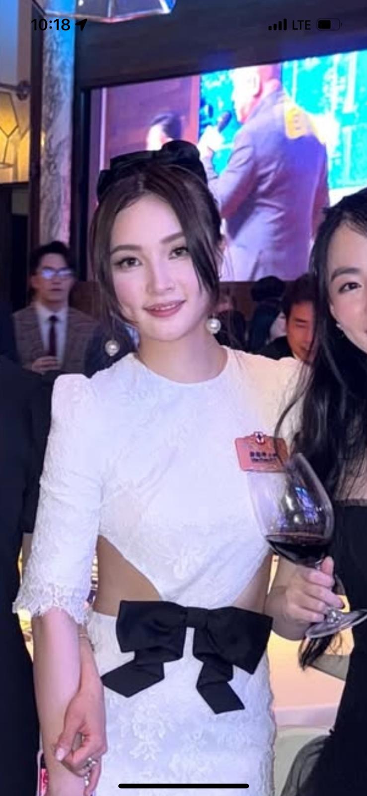 疑似是何猷啟的內地女友Fiona。