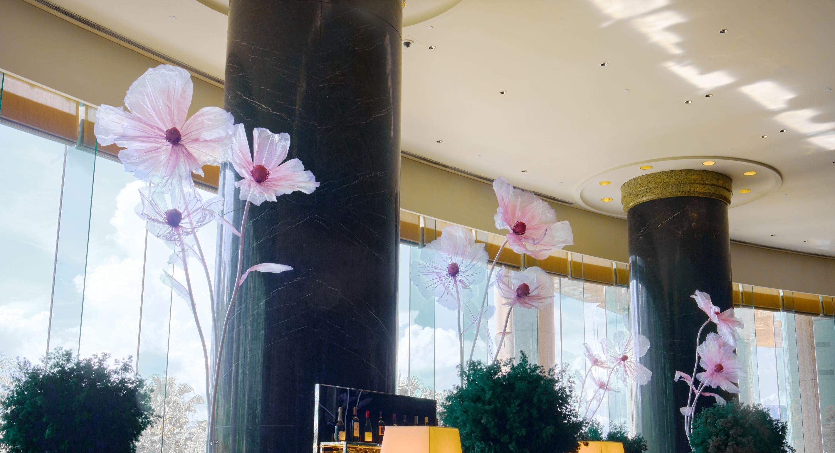 令人賞心悅目的巨型花卉裝飾於茶園綻放, 讓賓客在花意盎然的環境下賞花嚐茶。