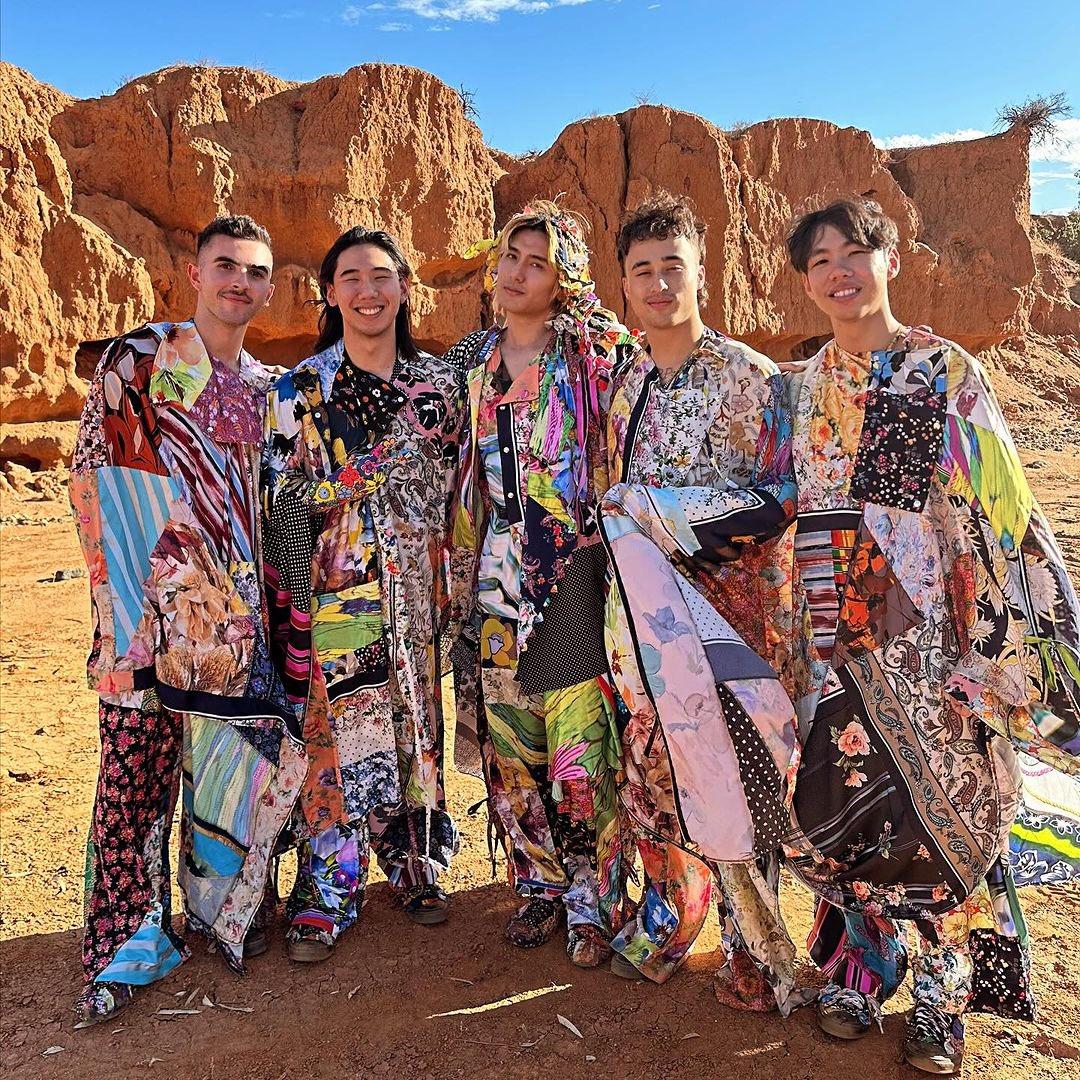 藤井風將率領其精英樂隊一起演出。