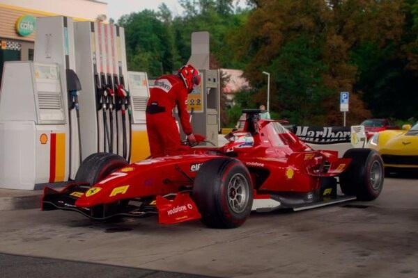 跑車被拍到在油站入油。(網上圖片)