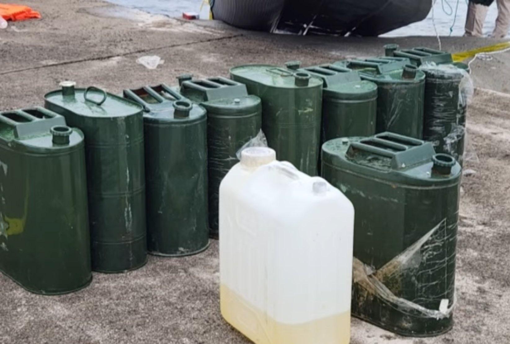 橡皮艇載有大量燃料桶。(網上圖片)