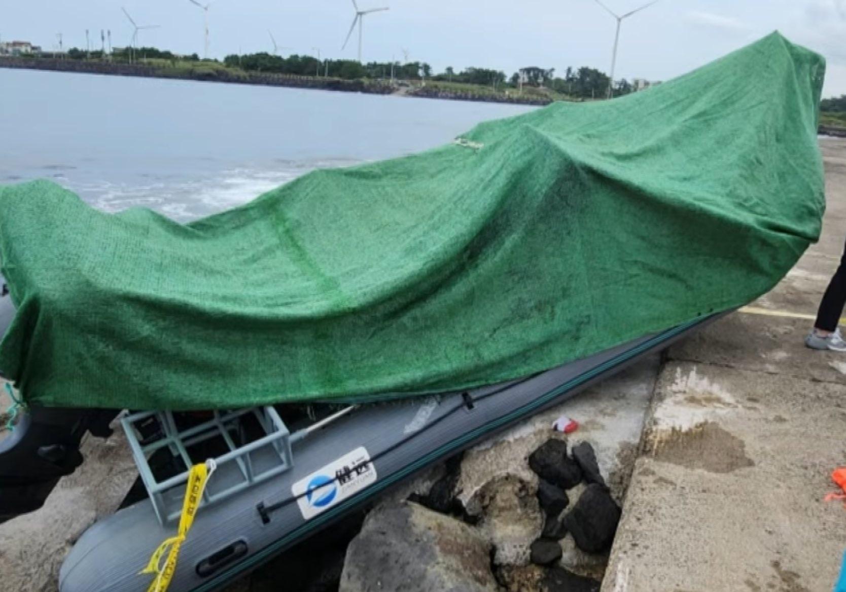 橡皮艇上印有簡體字。(網上圖片)