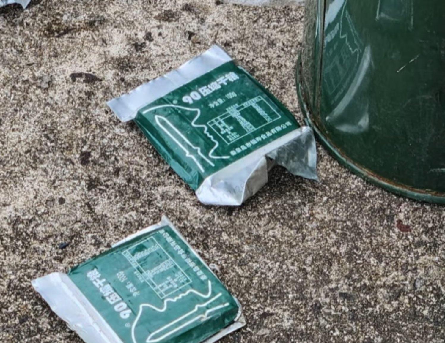 橡皮艇發現大量印有簡體字的乾糧。(網上圖片)