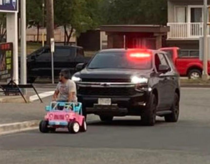 加拿大一名男子想買一杯思樂冰,又懶得開車,於是向室友小孩借了一輛粉紅玩具吉普車上路,豈料竟引來警察開單,搞笑畫面曝光引發熱議。