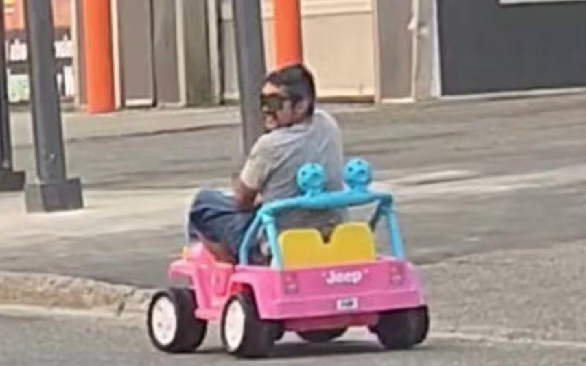 加拿大一名男子想買一杯思樂冰,又懶得開車,於是向室友小孩借了一輛粉紅玩具吉普車上路,豈料竟引來警察開單,搞笑畫面曝光引發熱議。