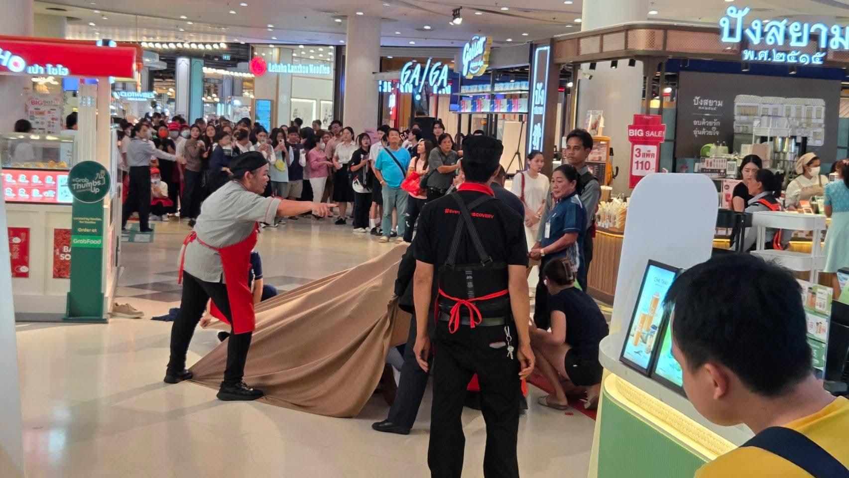 泰國暖武里府(Nonthaburi)一名21歲大學生,因在百貨商場偷拍女子裙底被發現,遭警方與保安人員當場逮住,卻在蒐證過程中驚慌失措,從四樓跳下逃逸,當場傷重身亡。(X/Khaosod English @KhaosodEnglish)